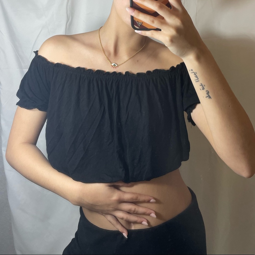 BLACK OFF THE SHOULDER CROP TOP